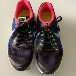 Size 5 Nike running shoes. Zoom Pegasus 34